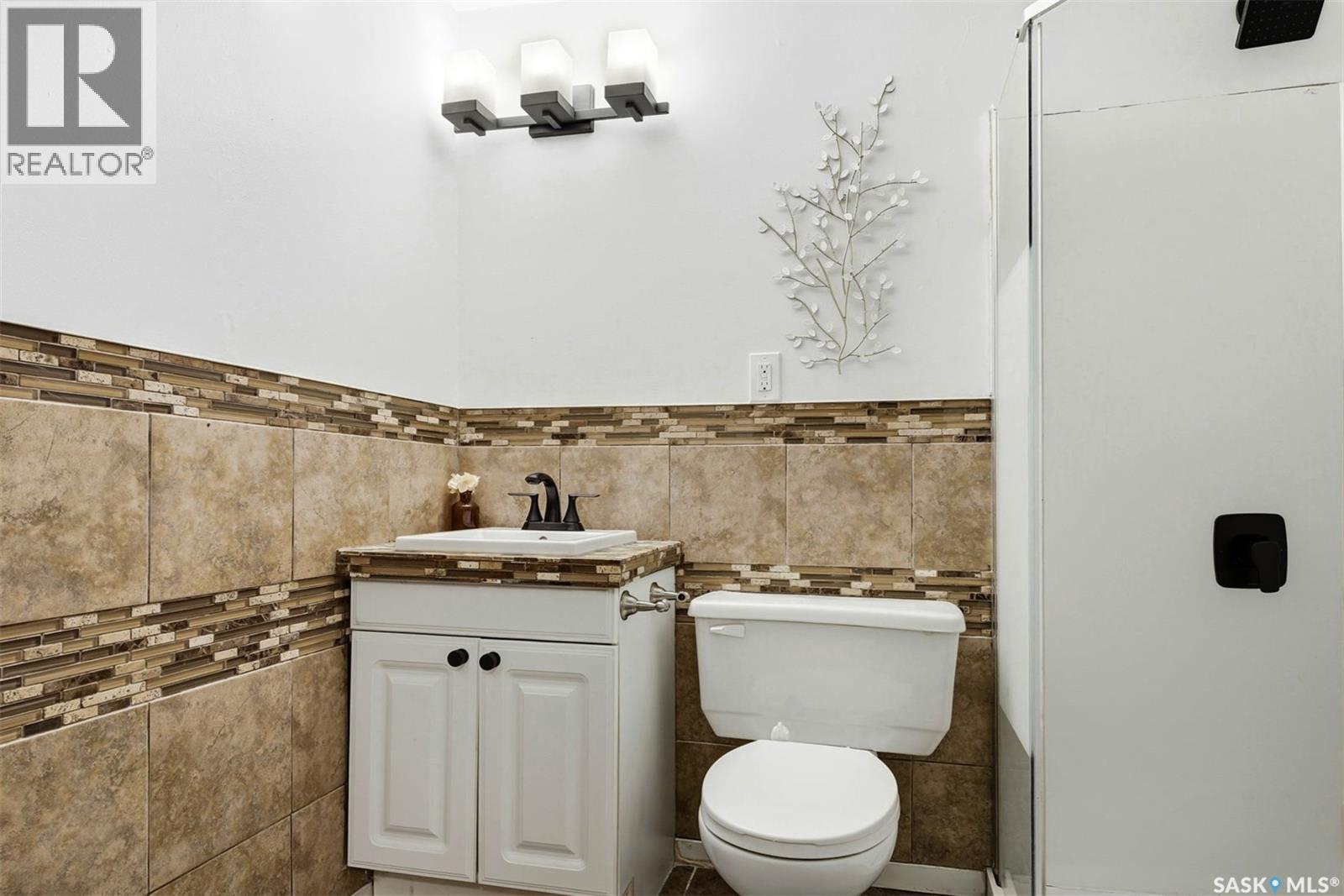 Single Family House Bungalow for Sale in  st AVENUE Regina 