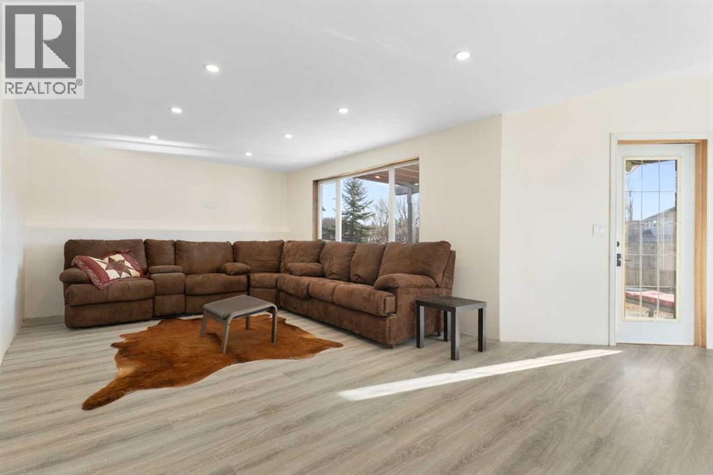 Single Family House for Sale in  Schooner Close NW Scenic Acres Calgary 