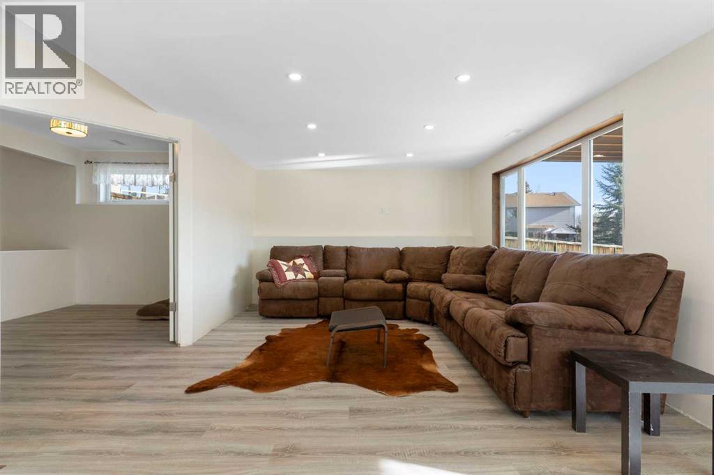 Single Family House for Sale in  Schooner Close NW Scenic Acres Calgary 