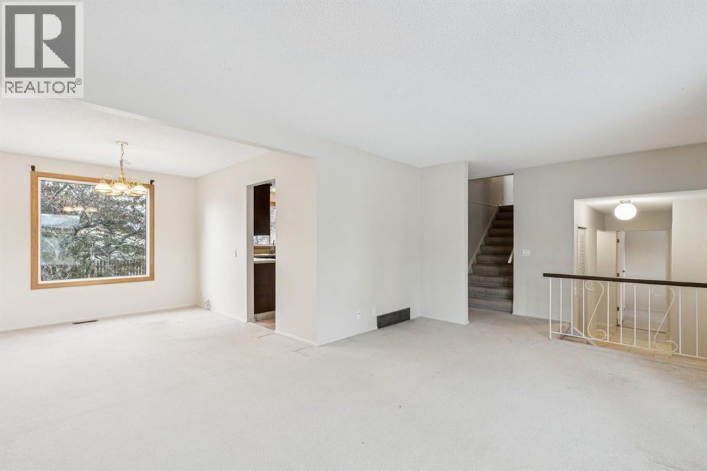 Single Family House for Sale in  Silvercreek Close NW Silver Springs Calgary 