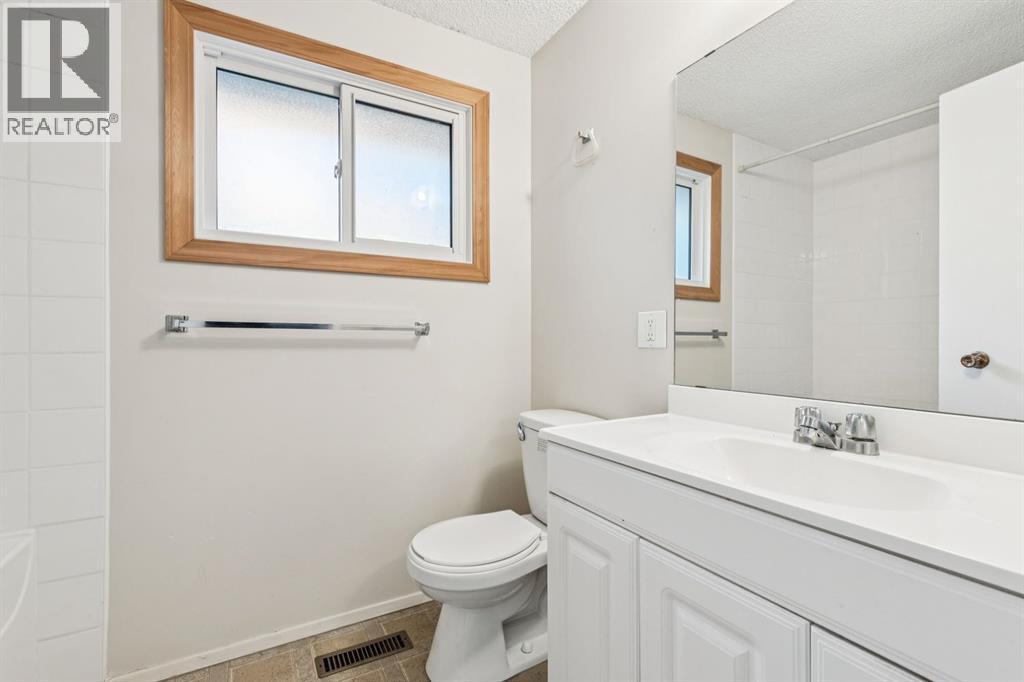 Single Family House for Sale in  Silvercreek Close NW Silver Springs Calgary 