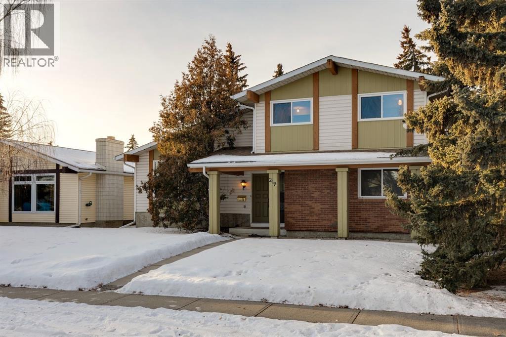 Single Family House for Sale in  Silvercreek Close NW Silver Springs Calgary 