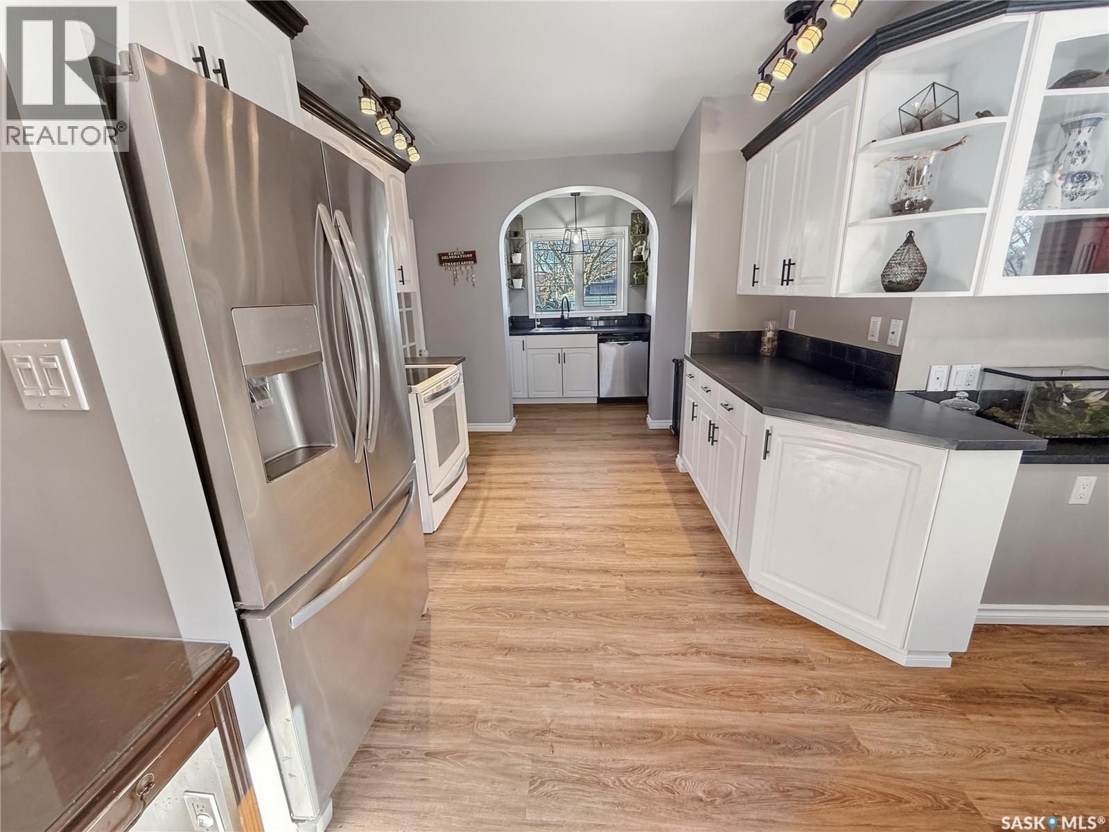 Single Family House Bungalow for Sale in  st AVENUE NE Swift Current 