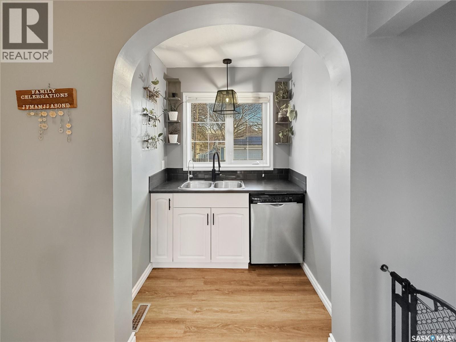 Single Family House Bungalow for Sale in  st AVENUE NE Swift Current 