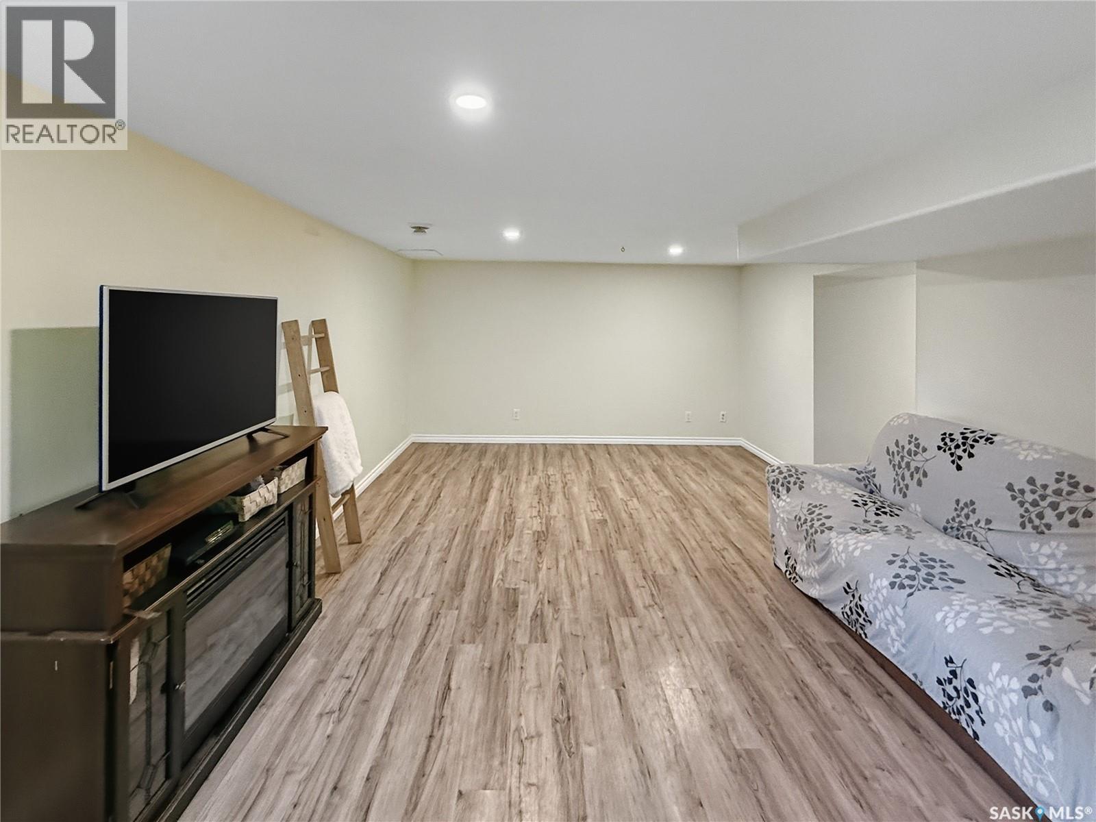 Single Family House Bungalow for Sale in  st AVENUE NE Swift Current 