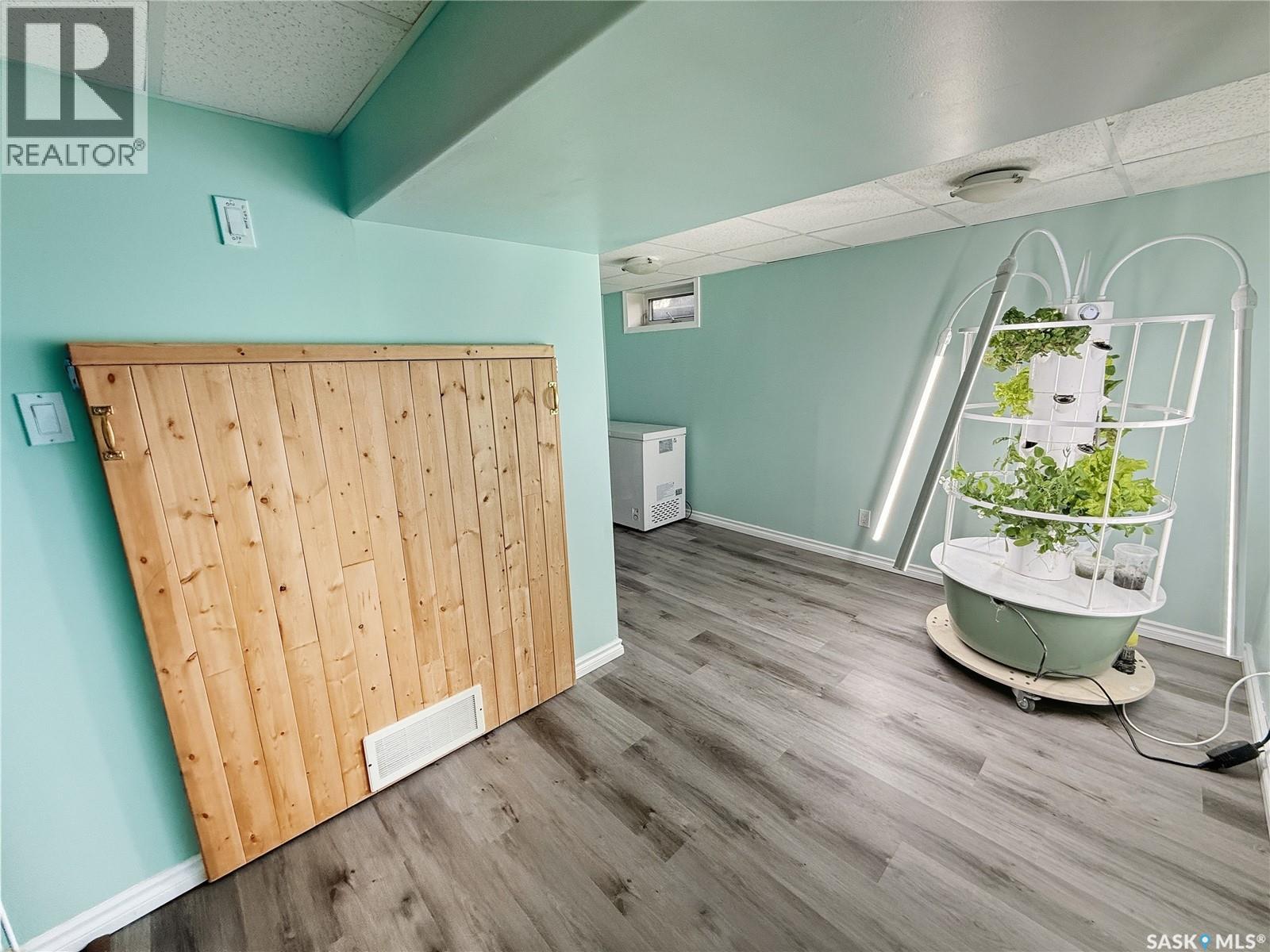 Single Family House Bungalow for Sale in  st AVENUE NE Swift Current 