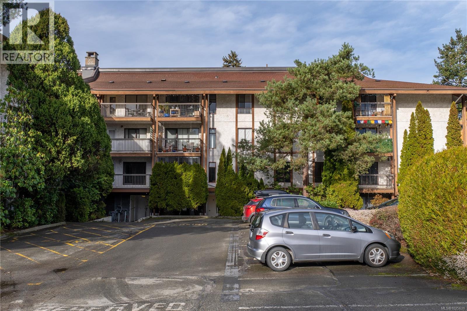 203 1009 McKenzie Avenue, Saanich