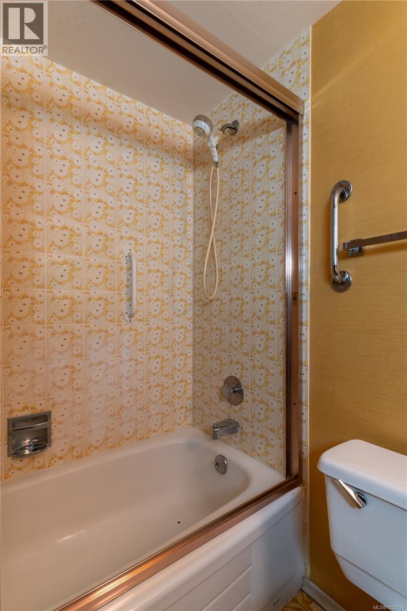 203 1009 McKenzie Avenue, Saanich