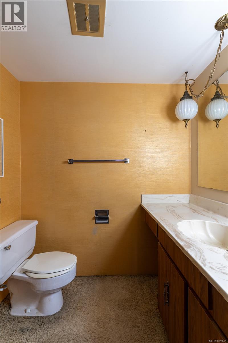 203 1009 McKenzie Avenue, Saanich