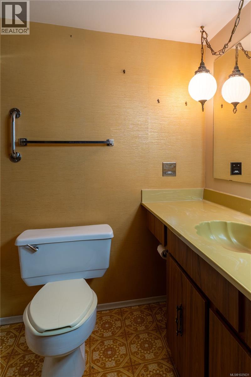 203 1009 McKenzie Avenue, Saanich