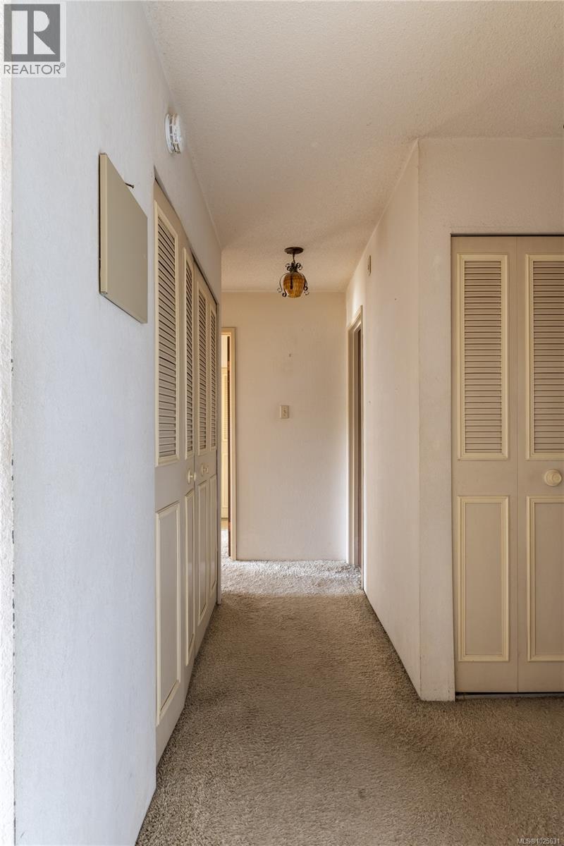 203 1009 McKenzie Avenue, Saanich