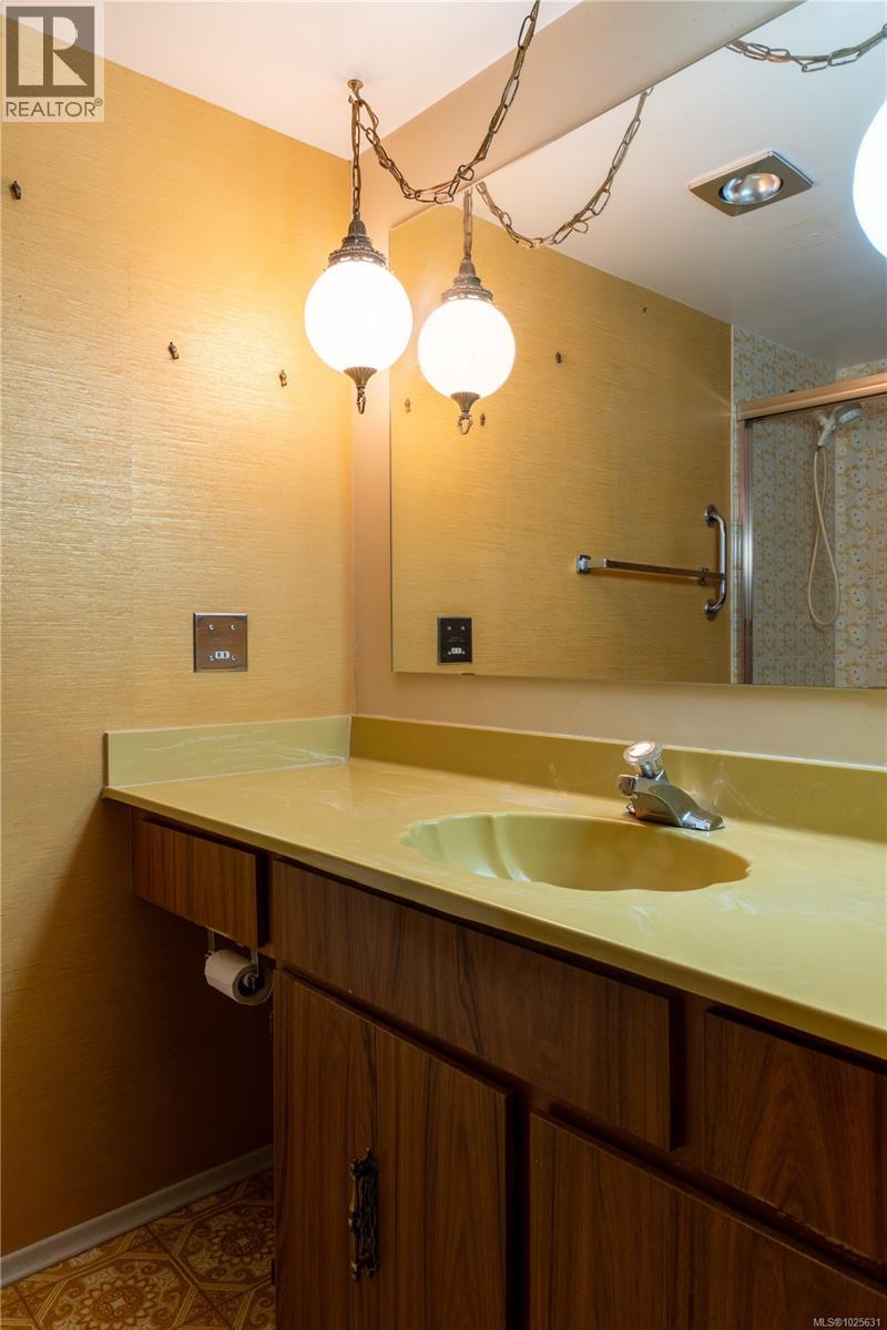 203 1009 McKenzie Avenue, Saanich