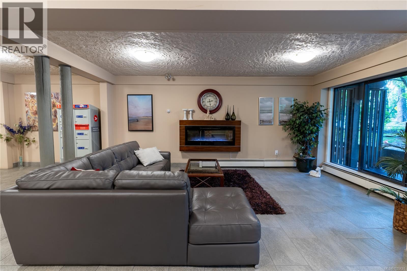 203 1009 McKenzie Avenue, Saanich