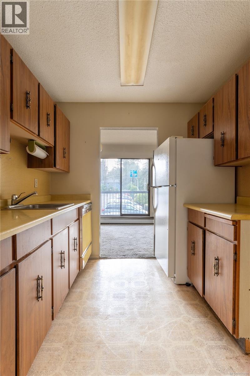 203 1009 McKenzie Avenue, Saanich