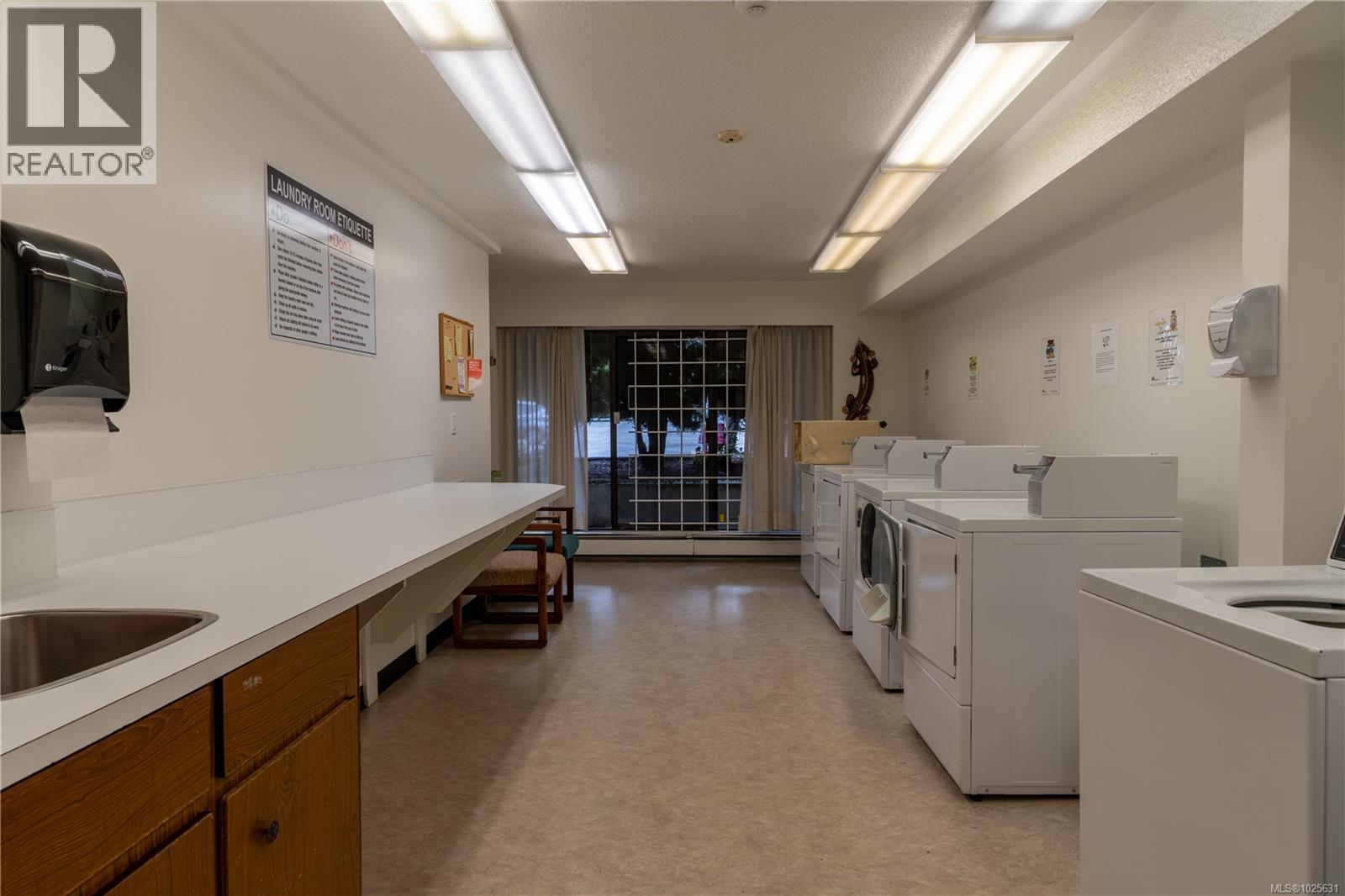 203 1009 McKenzie Avenue, Saanich