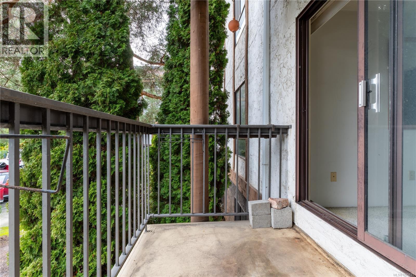 203 1009 McKenzie Avenue, Saanich