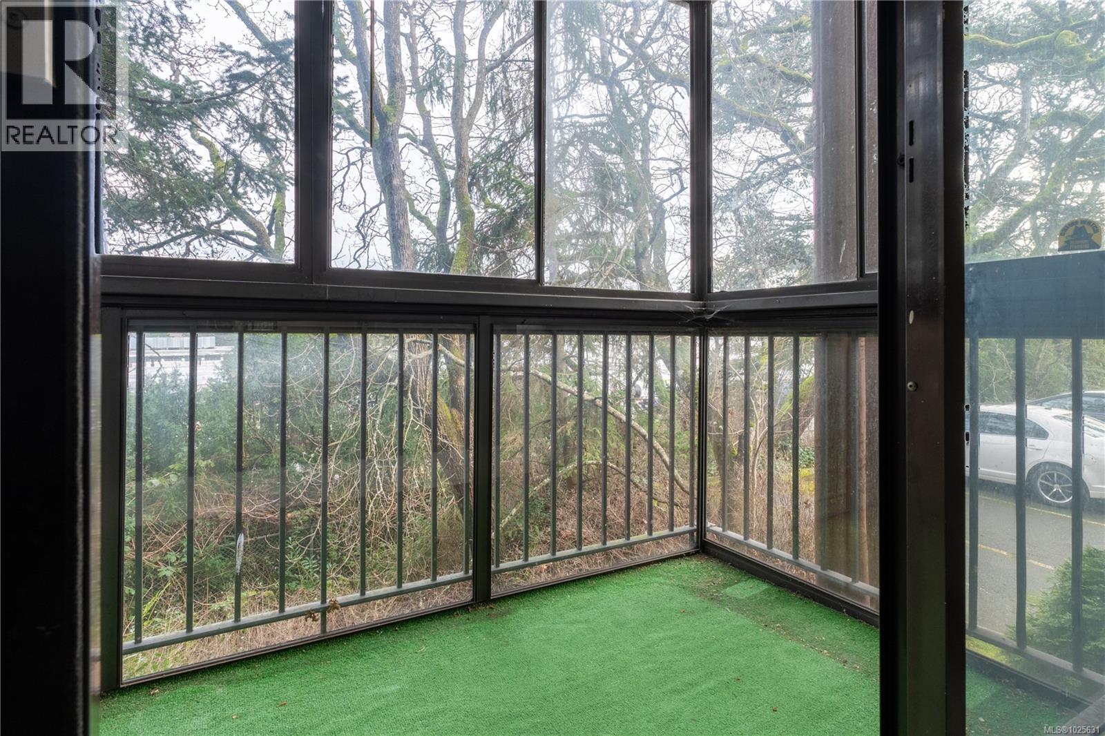 203 1009 McKenzie Avenue, Saanich