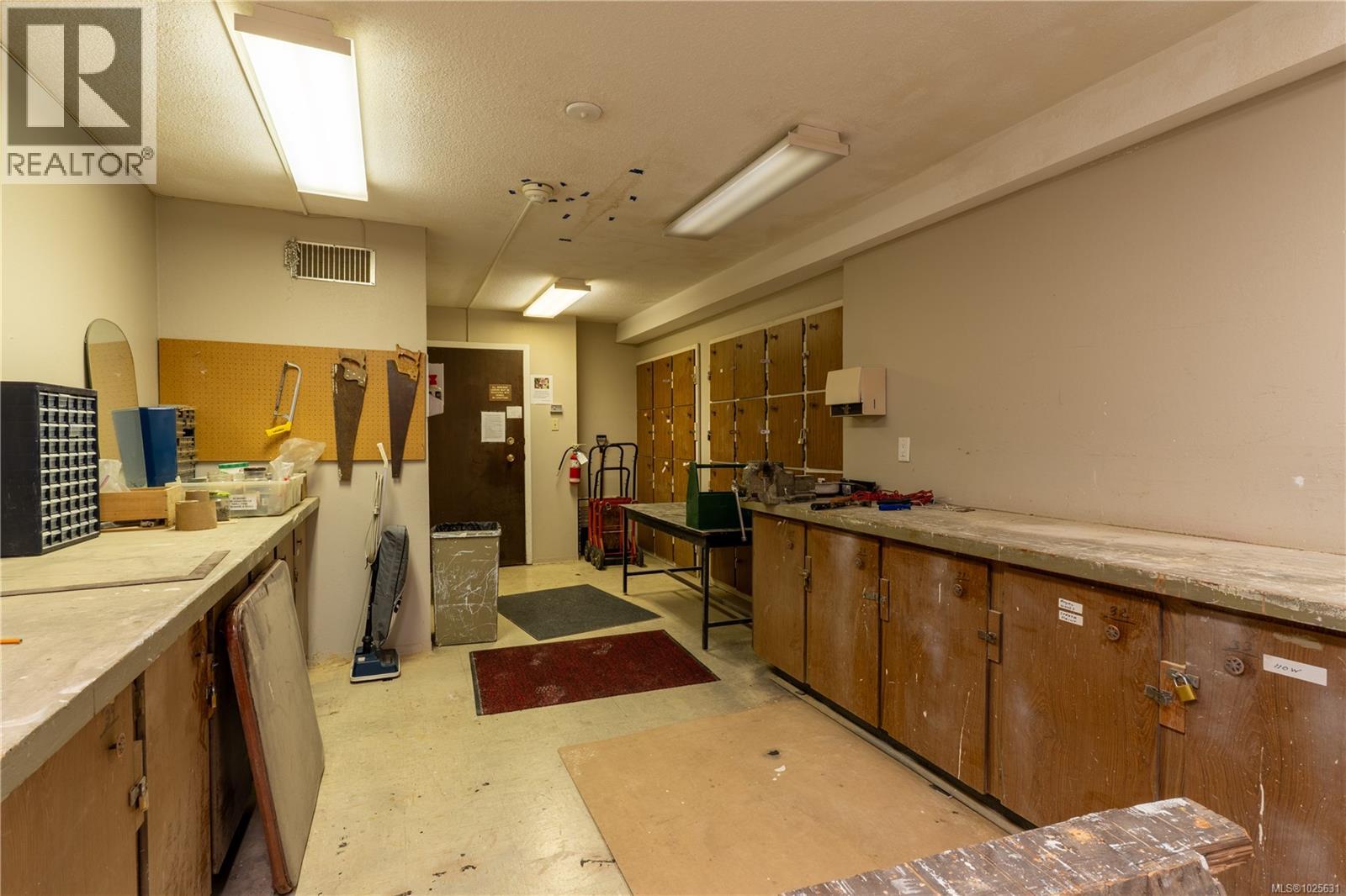 203 1009 McKenzie Avenue, Saanich