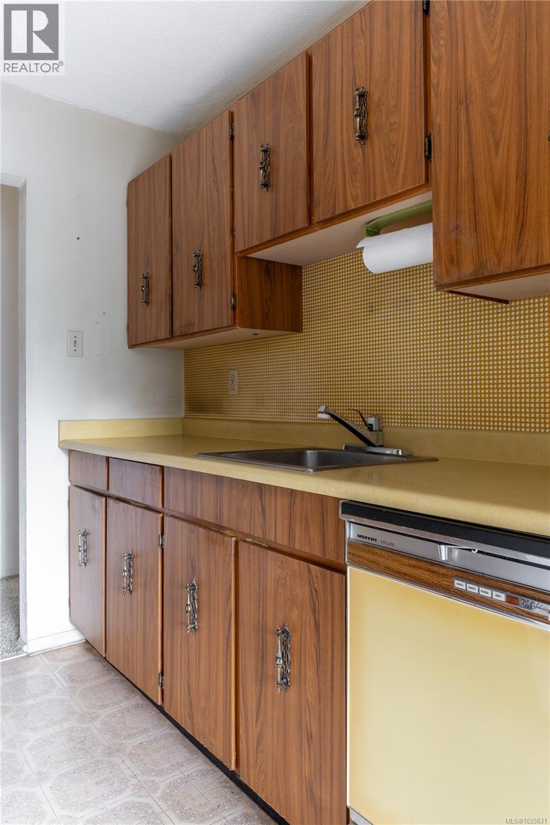 203 1009 McKenzie Avenue, Saanich