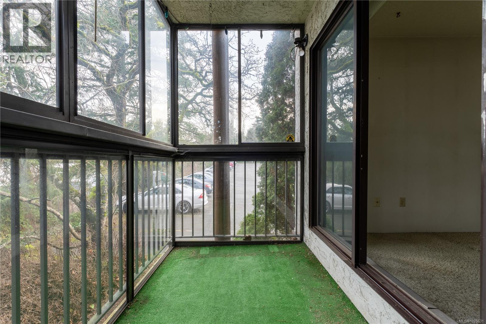 203 1009 McKenzie Avenue, Saanich