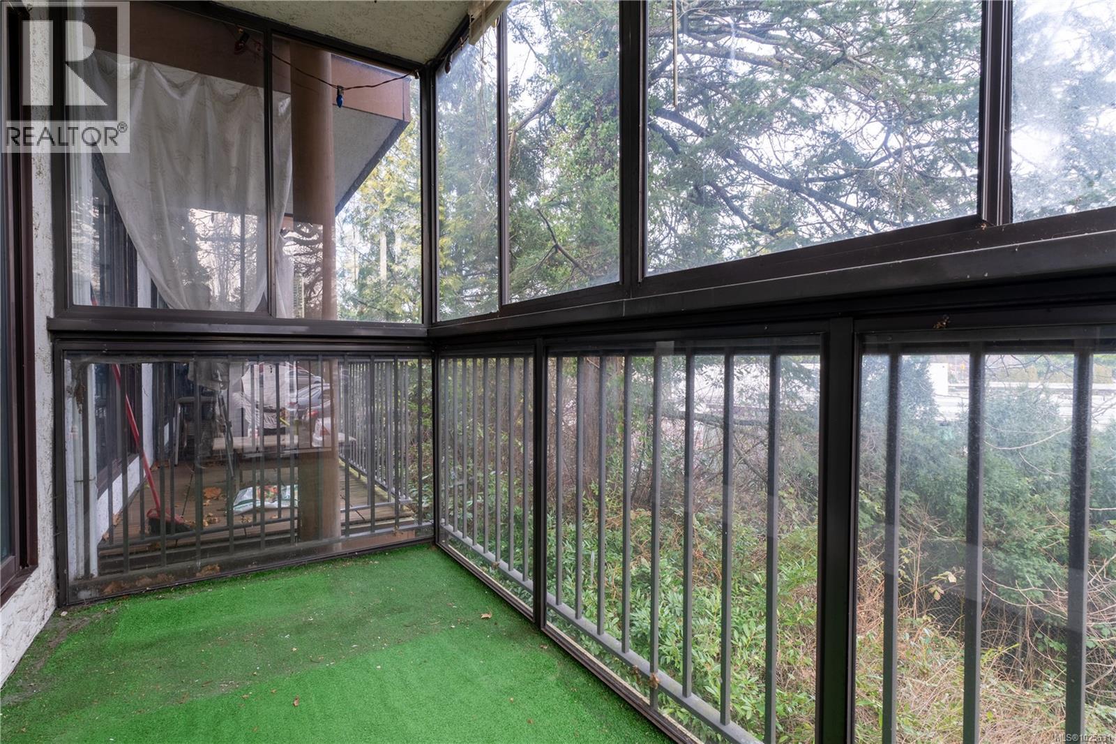 203 1009 McKenzie Avenue, Saanich