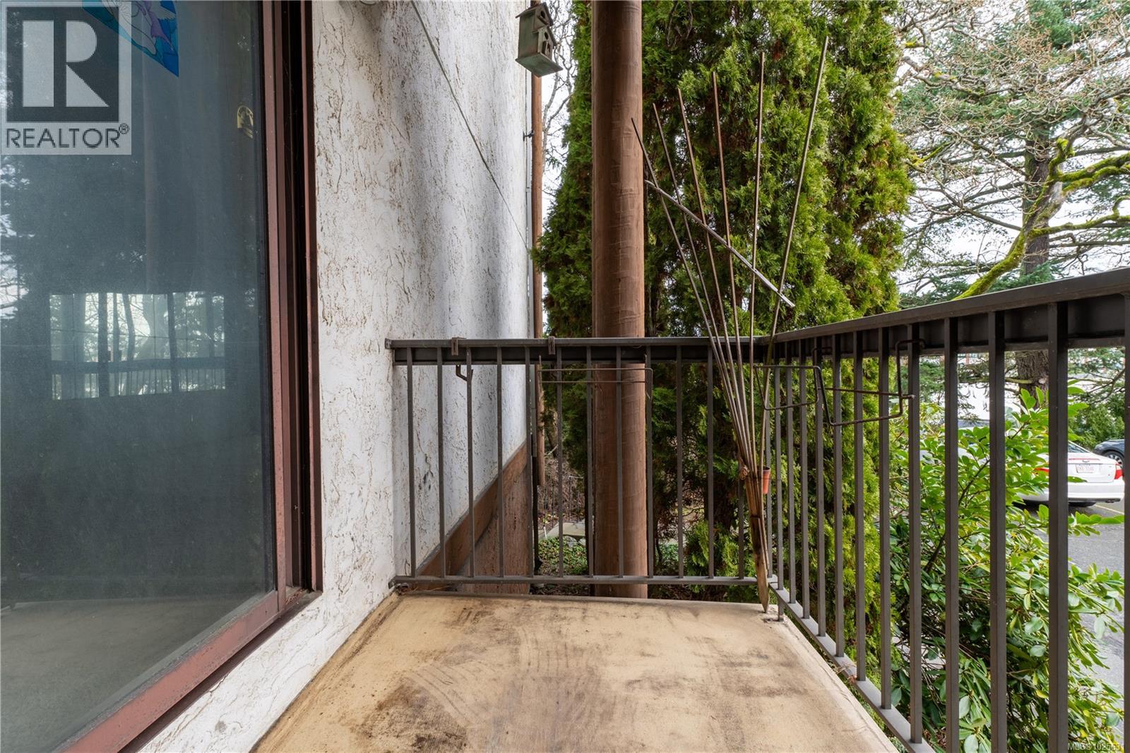 203 1009 McKenzie Avenue, Saanich