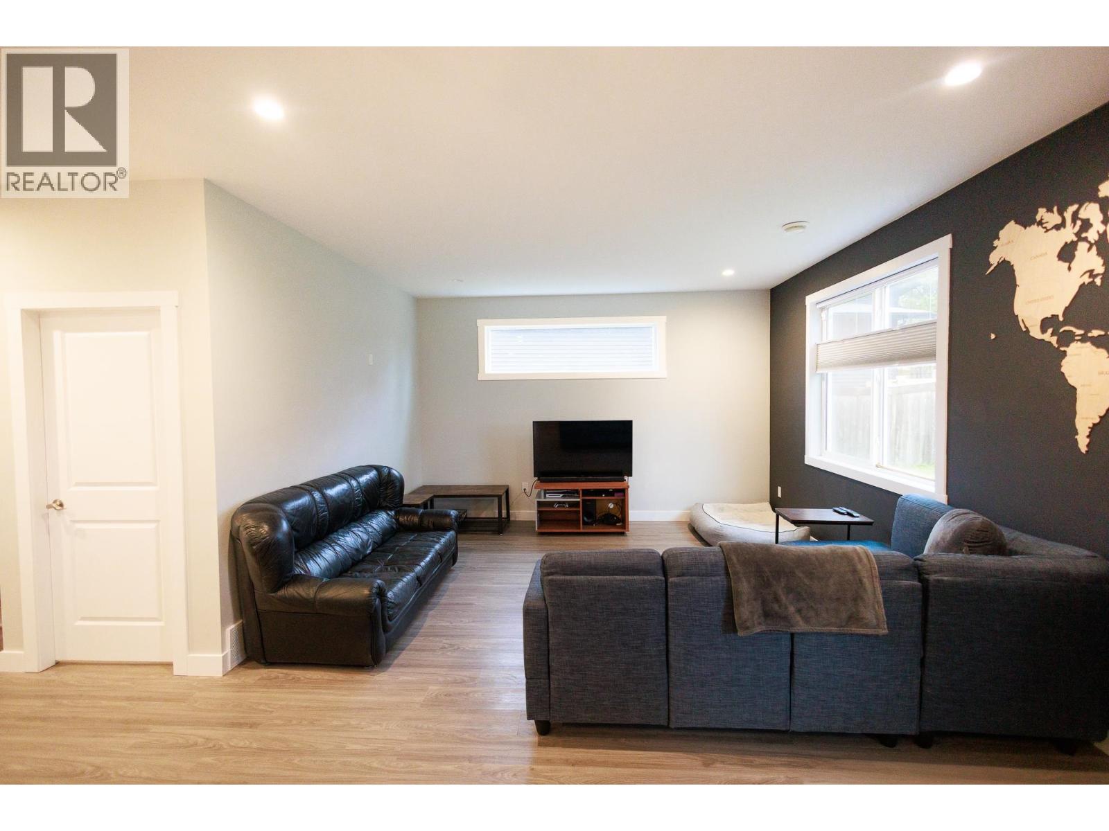 5223 SMITH Avenue, Terrace