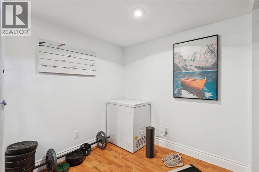 Single Family House for Sale in    Avenue NW Varsity Calgary 