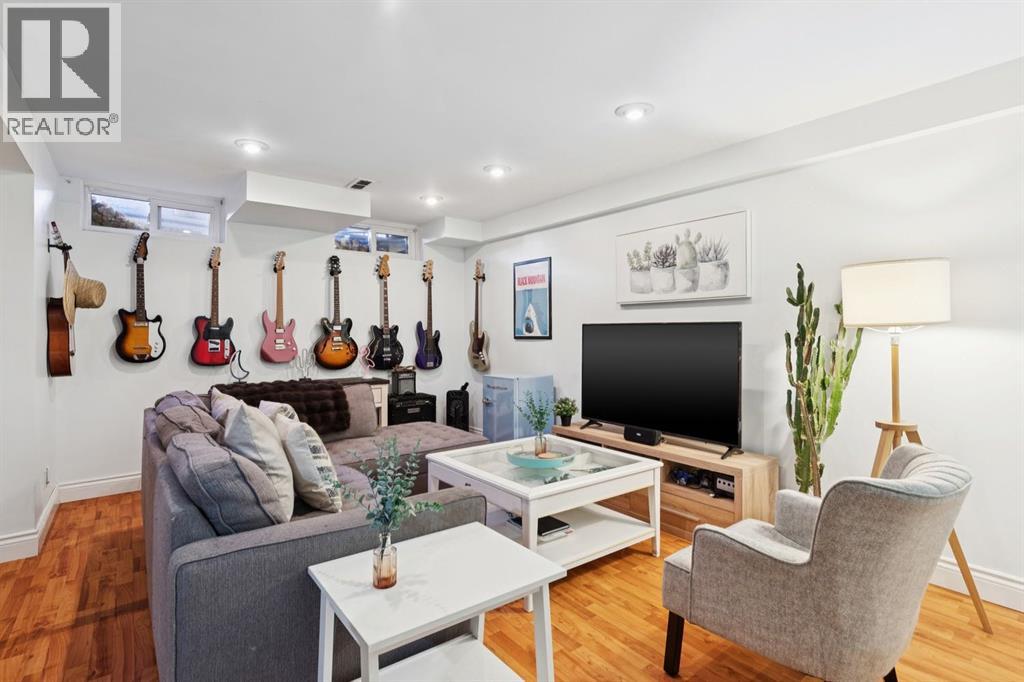 Single Family House for Sale in    Avenue NW Varsity Calgary 