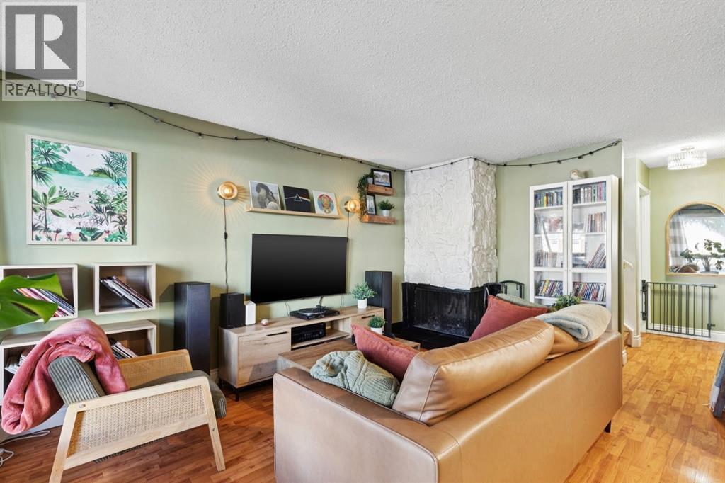 Single Family House for Sale in    Avenue NW Varsity Calgary 