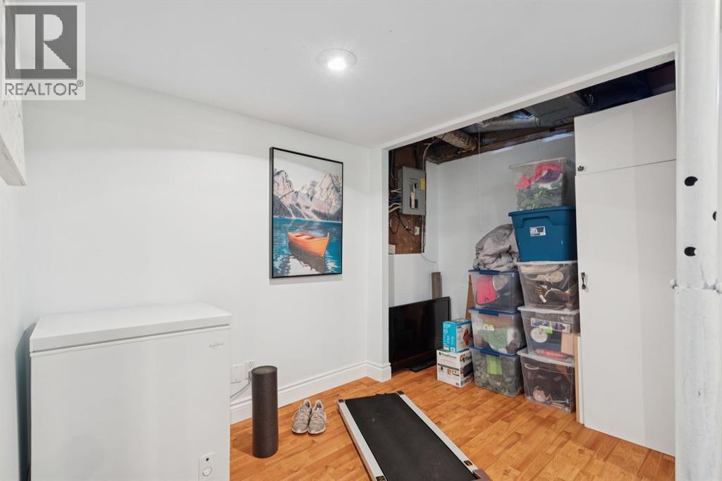 Single Family House for Sale in    Avenue NW Varsity Calgary 