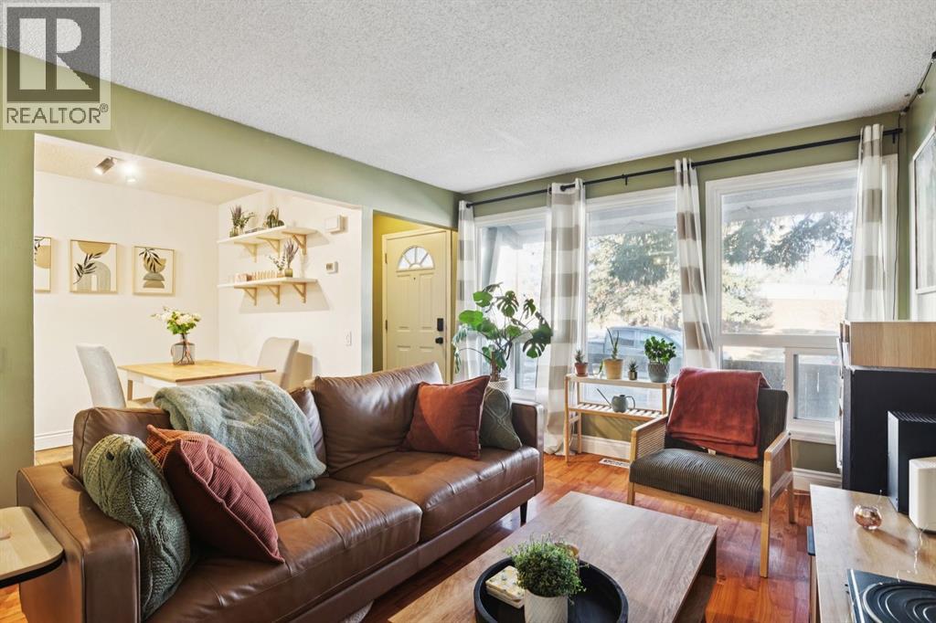 Single Family House for Sale in    Avenue NW Varsity Calgary 