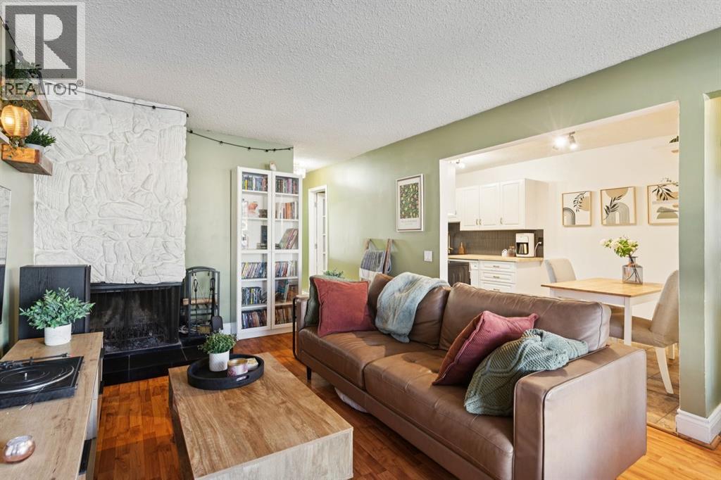 Single Family House for Sale in    Avenue NW Varsity Calgary 