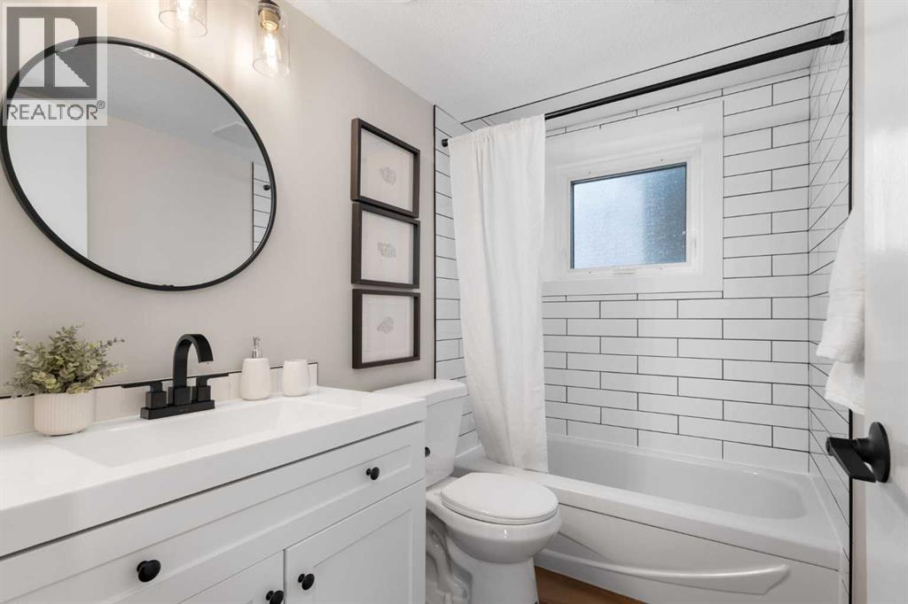 Single Family House Bi-level for Sale in  Silver Brook Road NW Silver Springs Calgary 