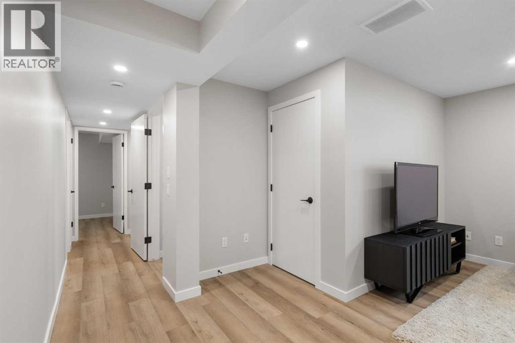 Single Family House Bi-level for Sale in  Silver Brook Road NW Silver Springs Calgary 