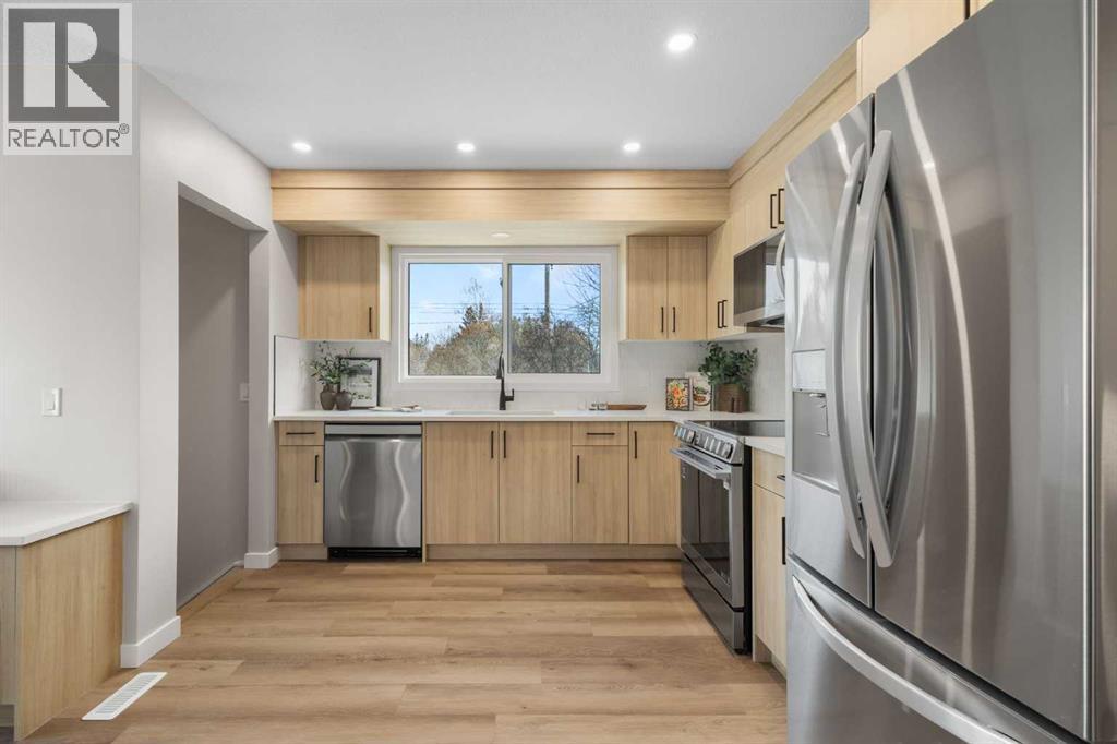 Single Family House Bi-level for Sale in  Silver Brook Road NW Silver Springs Calgary 