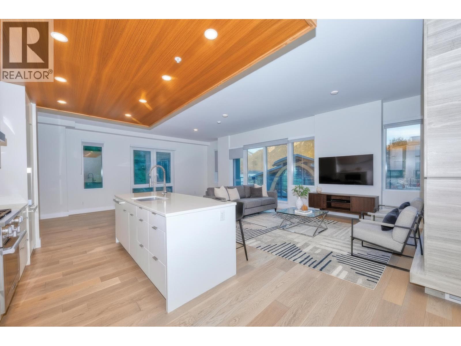 201 6707 NELSON AVENUE, West Vancouver