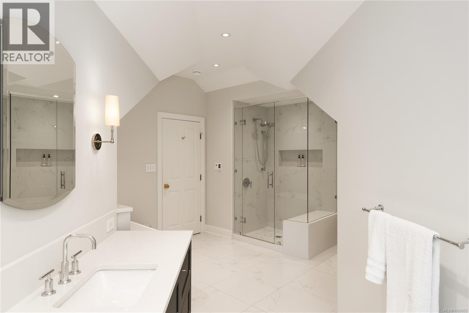  683 Mountjoy Avenue, Oak Bay