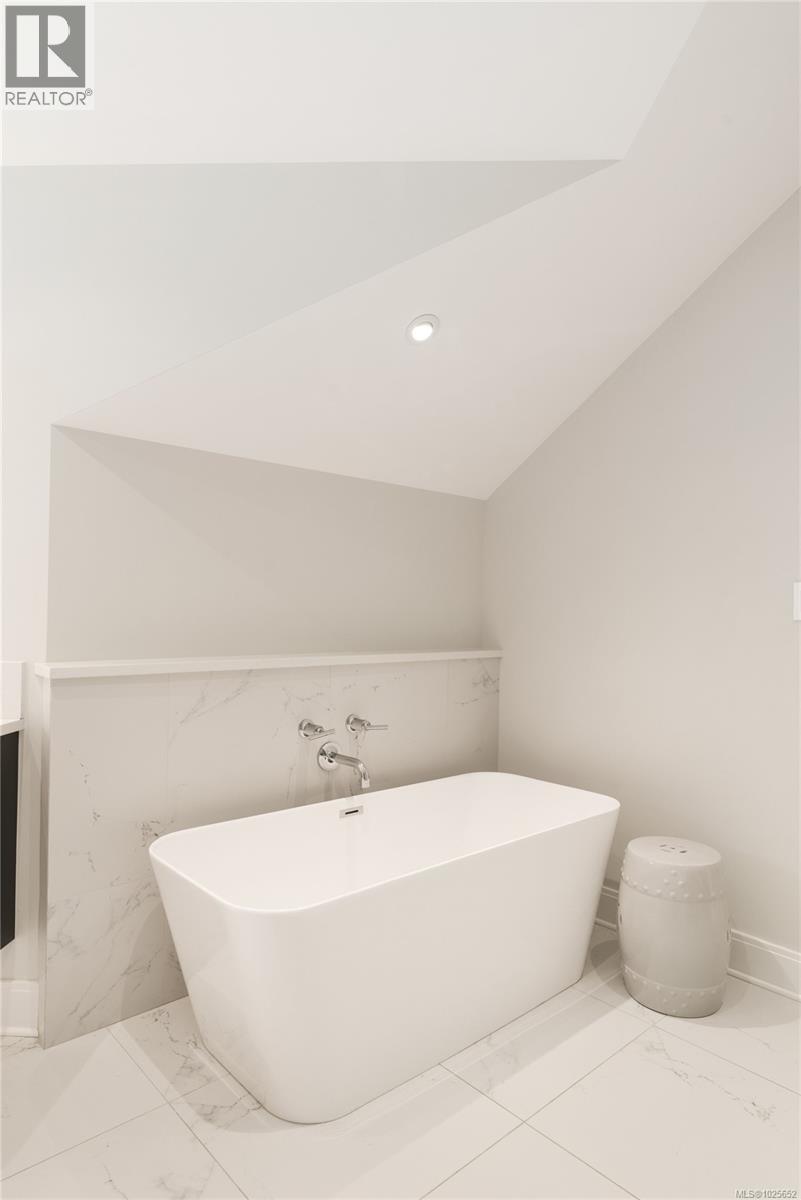  683 Mountjoy Avenue, Oak Bay