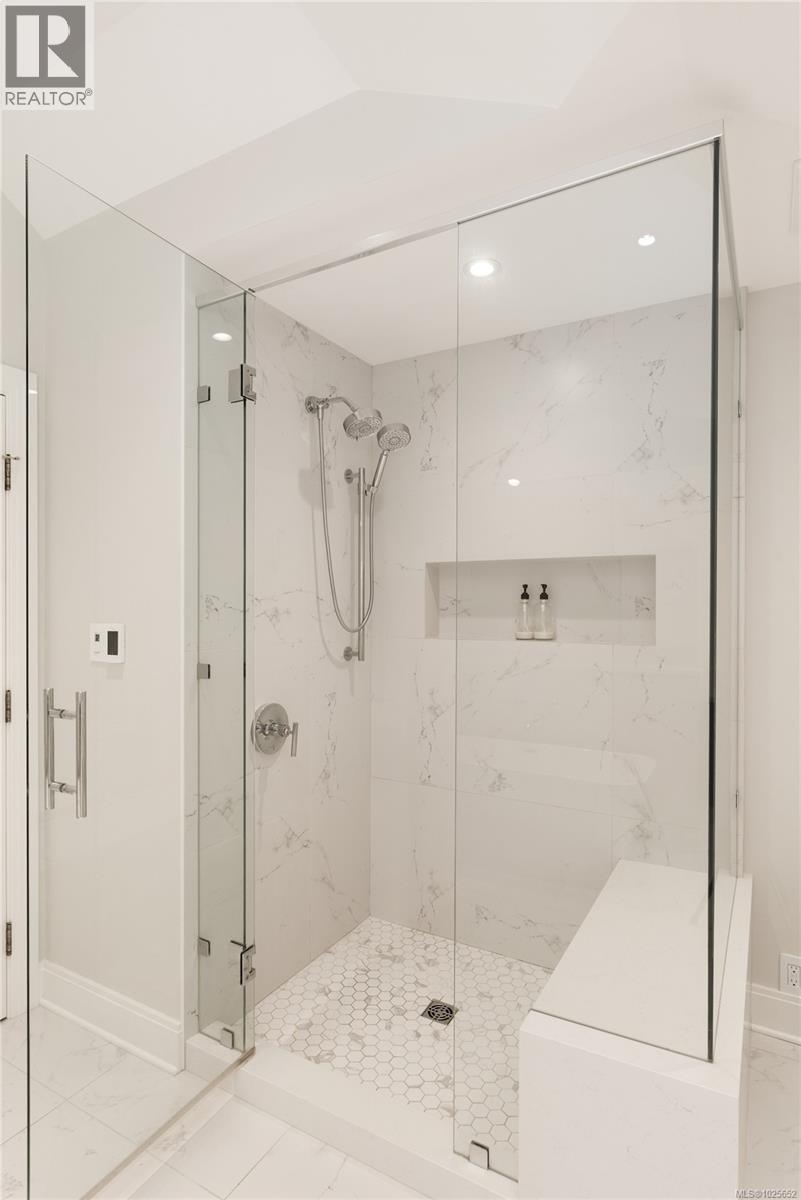  683 Mountjoy Avenue, Oak Bay