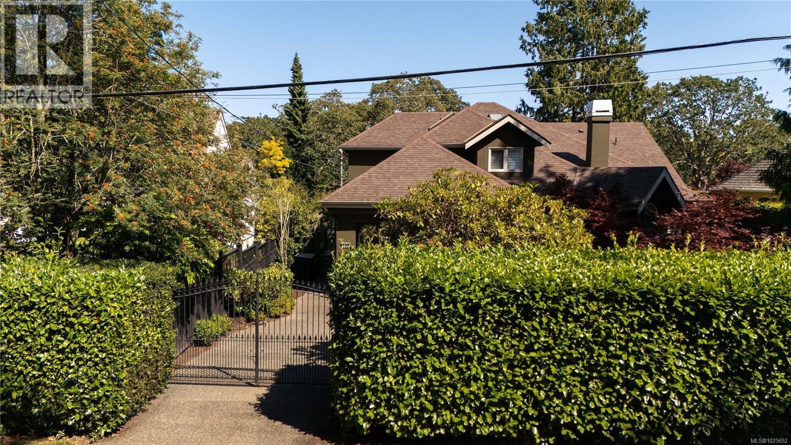  683 Mountjoy Avenue, Oak Bay