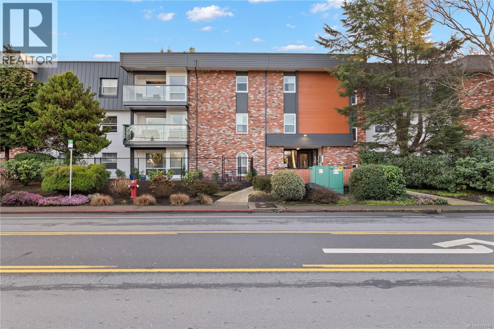 206 1725 Cedar Hill Cross Road, Saanich