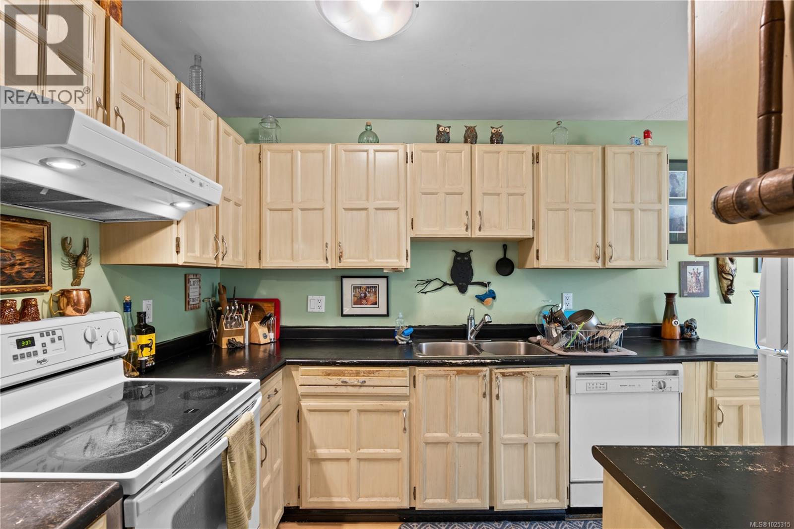 206 1725 Cedar Hill Cross Road, Saanich