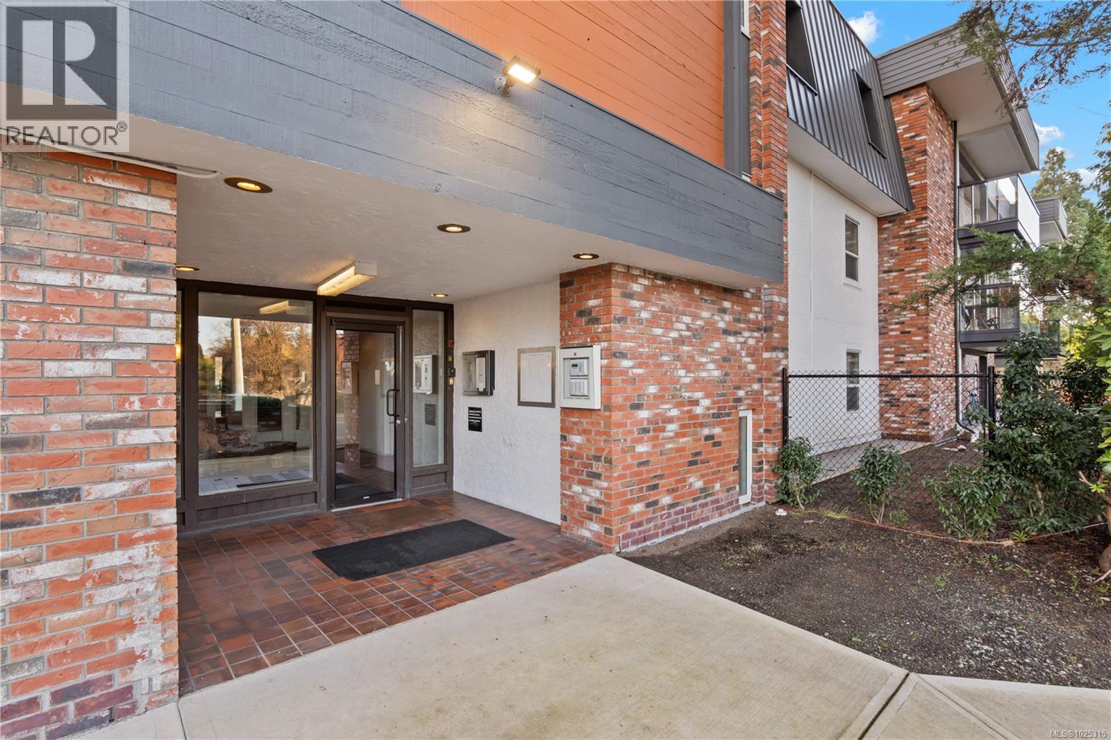 206 1725 Cedar Hill Cross Road, Saanich