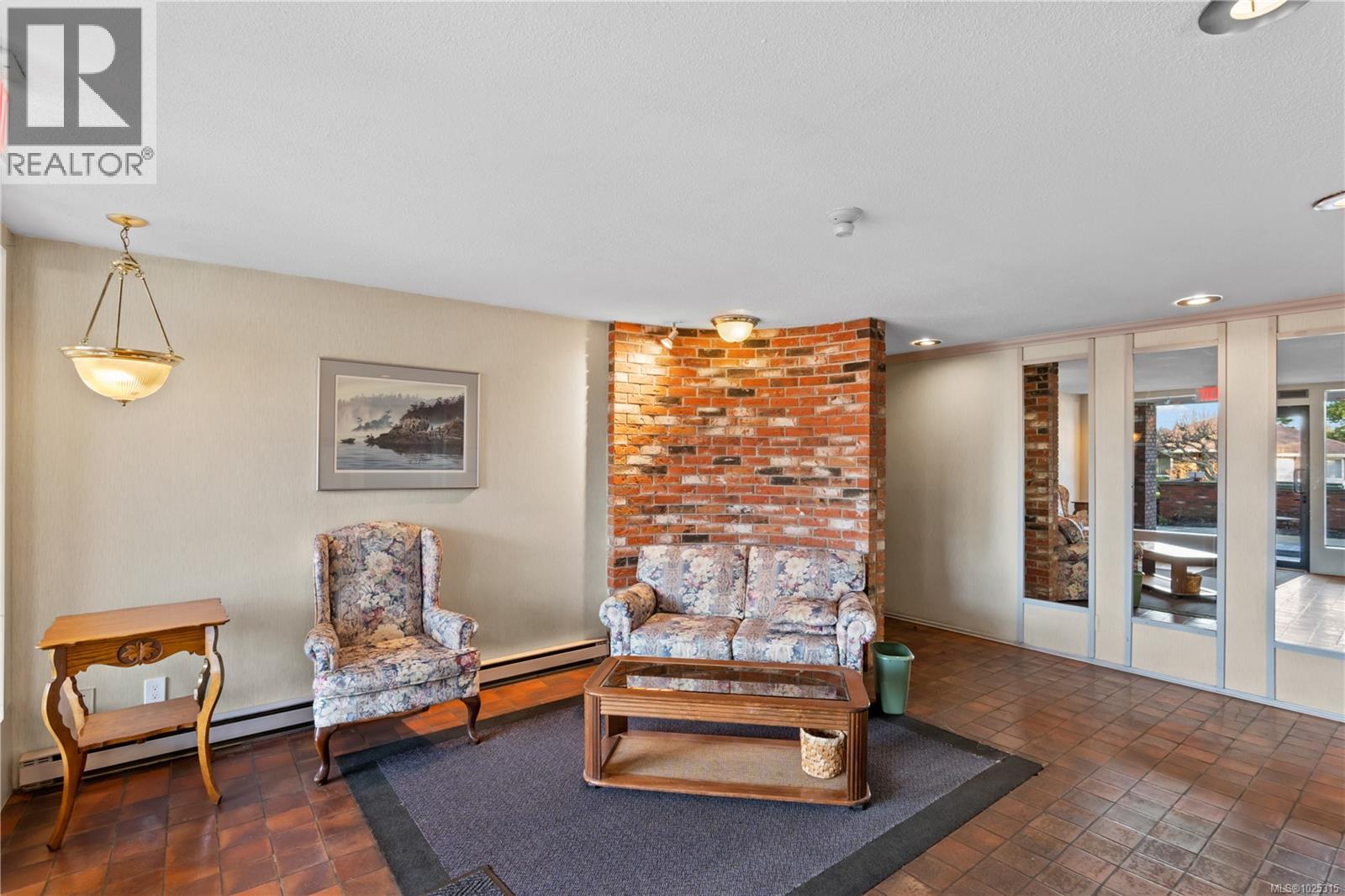 206 1725 Cedar Hill Cross Road, Saanich