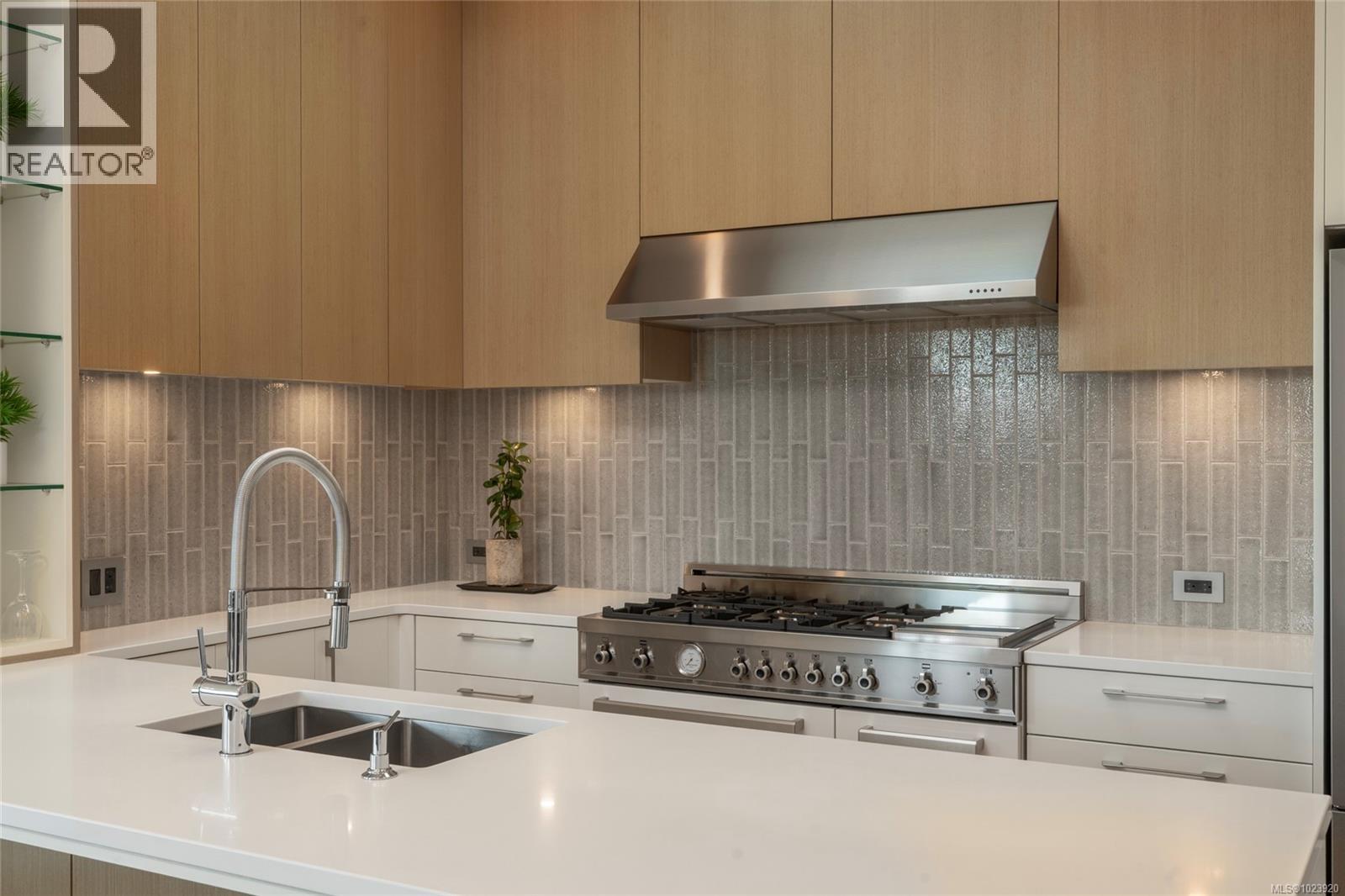 PH5 2285 Bowker Ave, Oak Bay