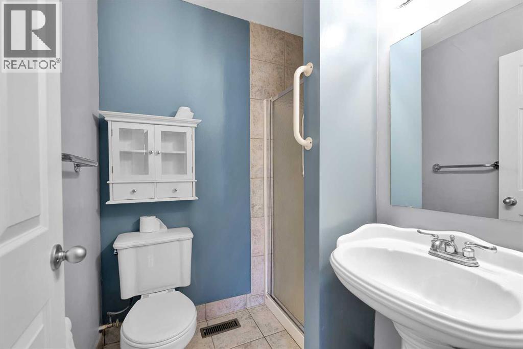 Single Family House Bi-level for Sale in  Dovertree Place SE Dover Calgary 