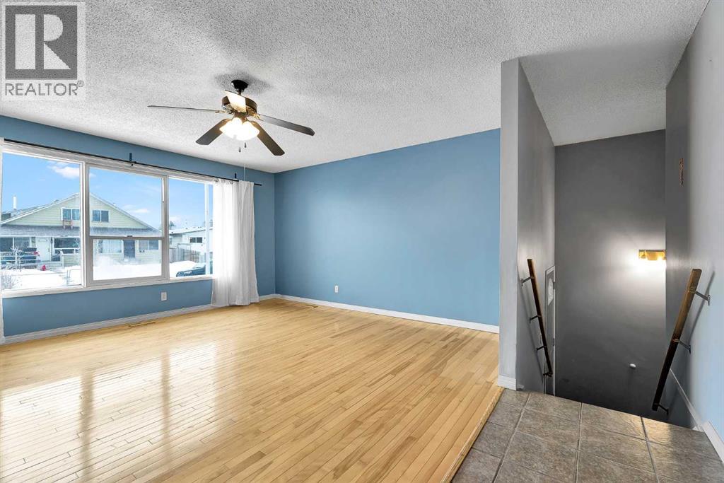 Single Family House Bi-level for Sale in  Dovertree Place SE Dover Calgary 