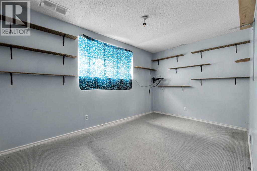 Single Family House Bi-level for Sale in  Dovertree Place SE Dover Calgary 