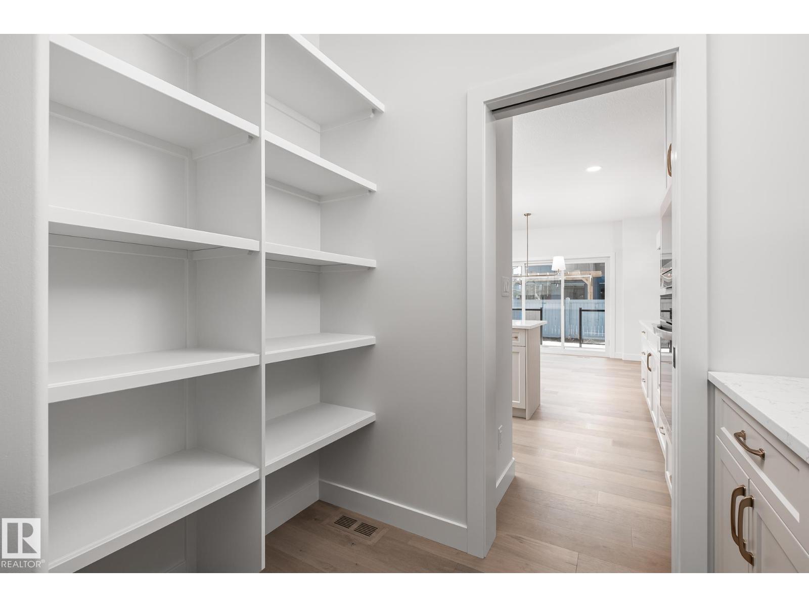 6884 knox loop SW SW, Edmonton